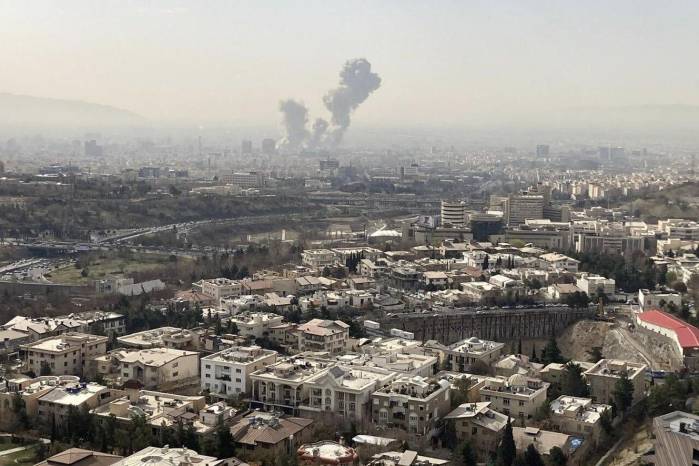 Una columna de humo emerge del centro de Teherán tras un ataque israelí este sábado. Irán anunció este sábado el cierre de su espacio aéreo después de que se escucharan varias explosiones en diversos puntos de Teherán.