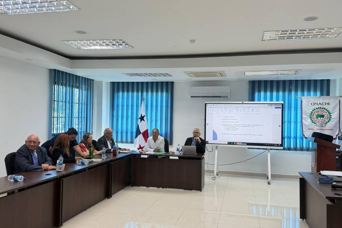 El rector Pedro González Birmas dirigió la sesión del Consejo General Universitario, donde se informó que la presidencia del TSE recaerá en la profesora Teresa Cedeño por su antigüedad.
