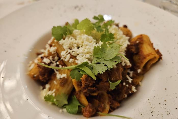 Pasta al ragú criollo de lomo y chorizo tableño.