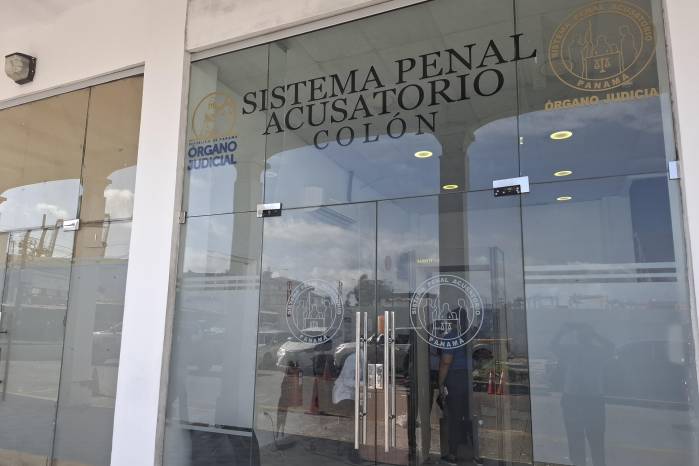 Se ordenó la medida cautelar de depósito domiciliario a ambos imputados.
