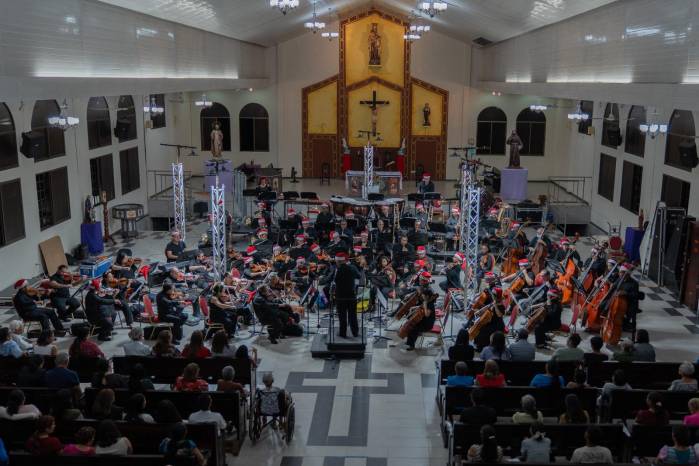 Más de 60 músicos actúan para ofrecer una agenda de conciertos por todo el país.