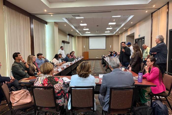 Imagen de la reunión de este viernes 19 de junio, en la que representantes del sector pesquero y acuícola se levantan de la mesa técnica, dejándola en un limbo institucional tras desacuerdos con el Gobierno
