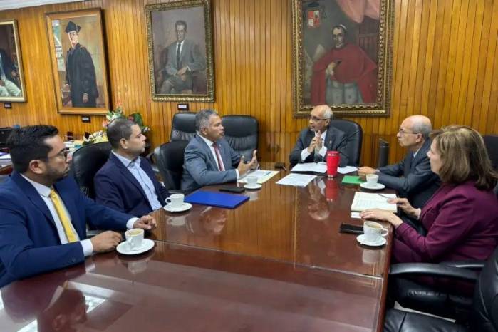 Imagen de una reunión del rector de la UP, José Emilio Moreno (centro) junto a Arístides Quijada, director del CRU Coclé (izquierda) y Fulgencio Álvarez, director general de los Centros Regionales, Extensiones y Programas Anexos de la UP. (derecha).