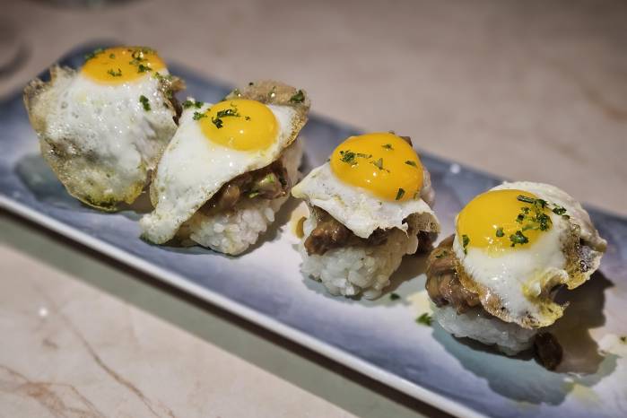 Nigiris de steak tartar con huevo de codorniz.