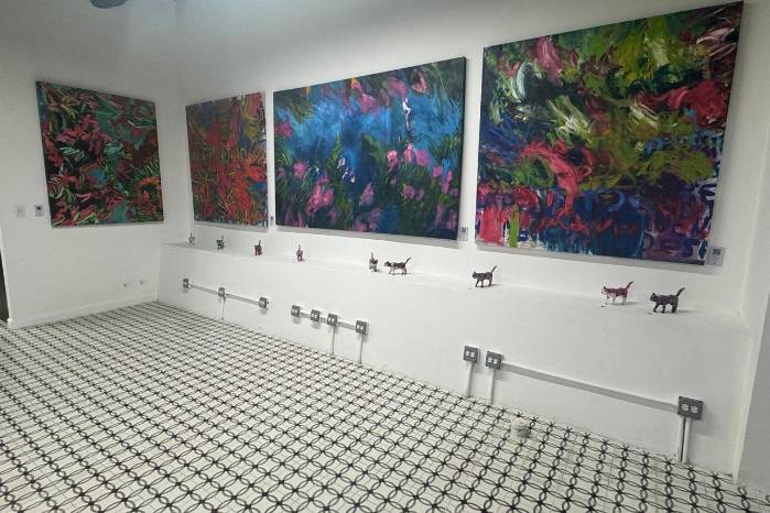 Las nueve esculturas, las cuales hacen alusión a las nueve vidas que tendrían los gatos, forman una parte importante de esta exposición.