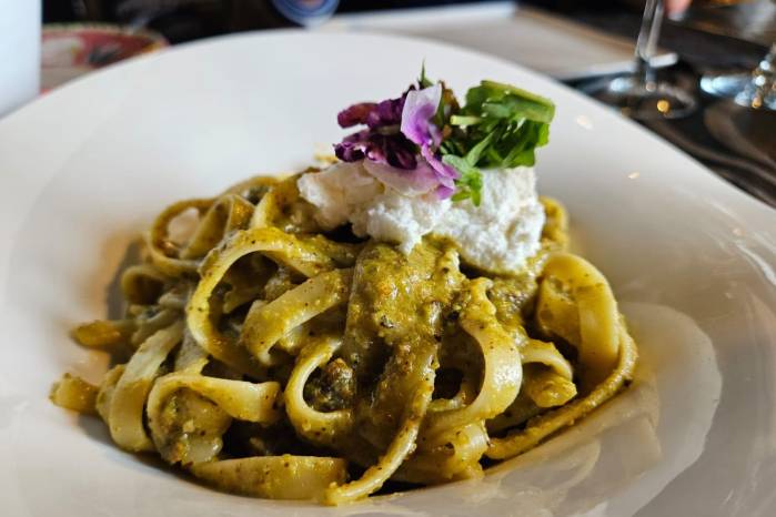 Fetuccine con pesto de pistacho y ricota.