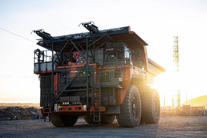Desde 2011, First Quantum ha trabajado con fabricantes de equipos originales como Liebherr, Hitachi y Komatsu en el desarrollo de la infraestructura, los equipos y las redes eléctricas requeridas para incorporar la asistencia por catenaria a sus operaciones.