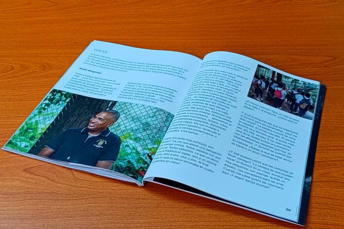 El libro cuesta $15.00