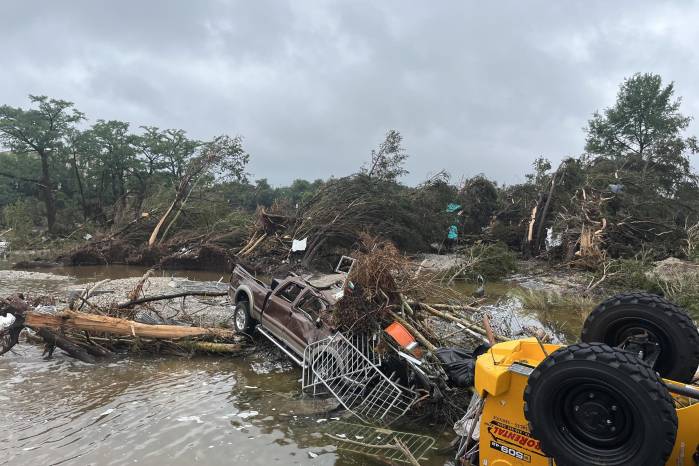 Fotografía de los escombros ocasionados debido a las inundaciones en el área de Kerrville, Texas.