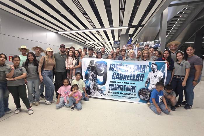 José Caballero junto a sus seres queridos en la terminal aérea.