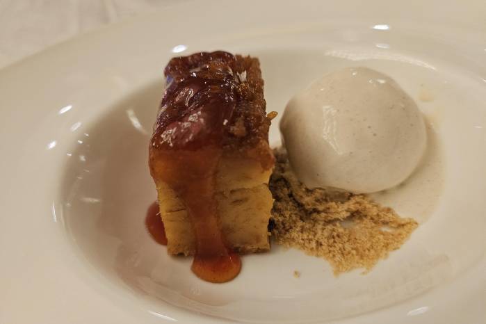 Mamallena Doña Ligia con helado de especias y mermelada de tomate y papaya.
