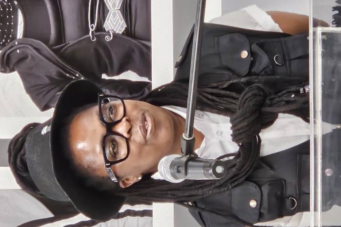 Zanele Muholi se dirigió al público durante la apertura de la exposición.