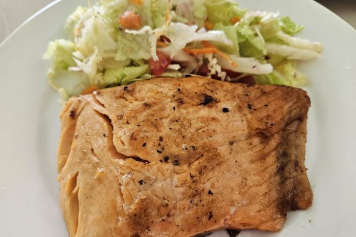 Salmón con ensalada fresca.