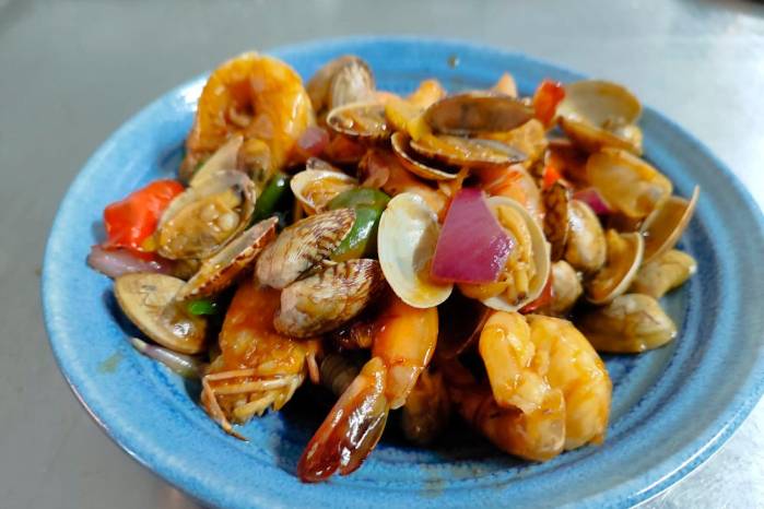 Almejas con langostinos.