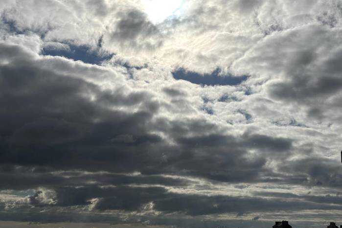 Para horas de la tarde, el calentamiento diurno favorecerá el desarrollo de aguaceros de moderados a fuertes, acompañados de actividad eléctrica.