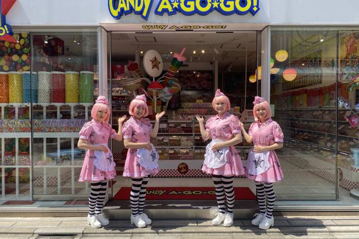 Una madre amamantando a su bebé es algo tierno, una flor es linda, pero ninguna de estas imágenes es kawaii.