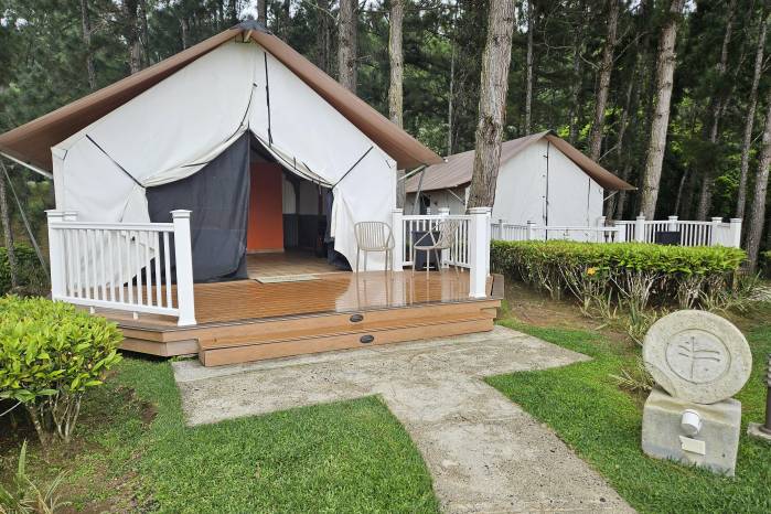 El área de alojamientos del Luxury Camping cuenta con una agradable vista.
