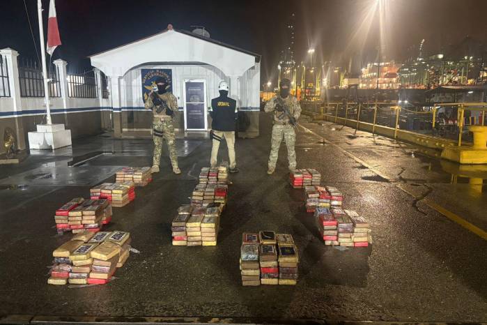 Agentes custodian los 330 paquetes incautados.