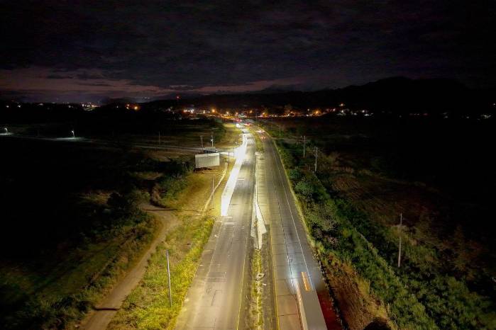 Los nuevos postes con luminarias LED aseguran una iluminación superior.