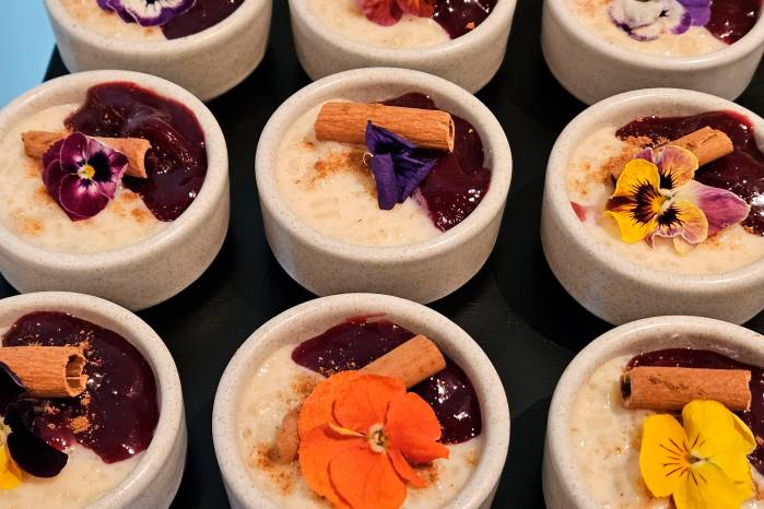 El ‘clásico’ arroz con leche con mazamorra de maíz morado.