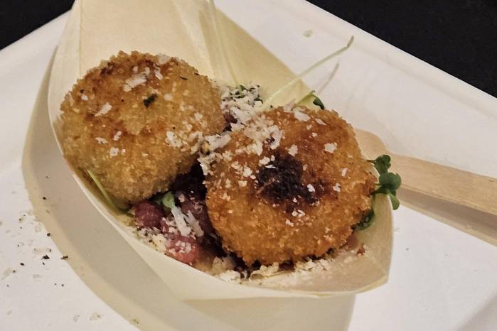 Croqueta de salame tres pimientas, parmigiano reggiano, panko, sobre salsa gastrique de zarzamora.