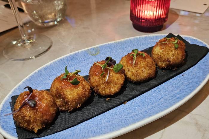 Croquetas de chorizo tableño con mermelada de ají trompito.
