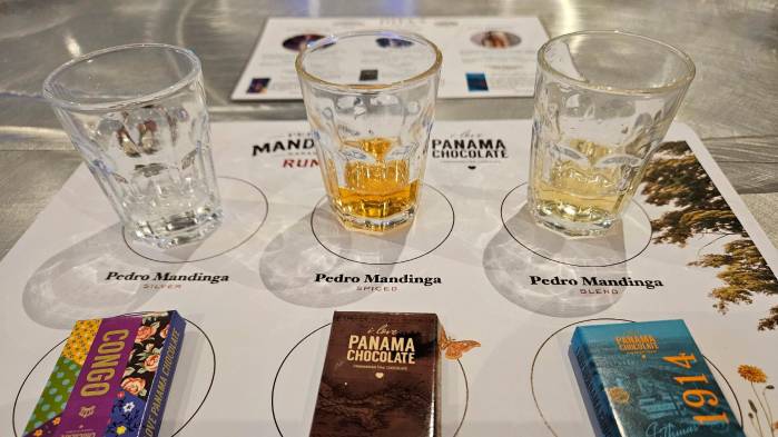 Se ofreció una cata con tres rones de Pedro Mandinga, acompañados por chocolates de I love Panama Chocolate.