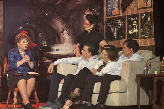 Uno de los momentos más emotivos de la noche: Doris Herbruger recitándole amor a sus hijos a través de una poesía.