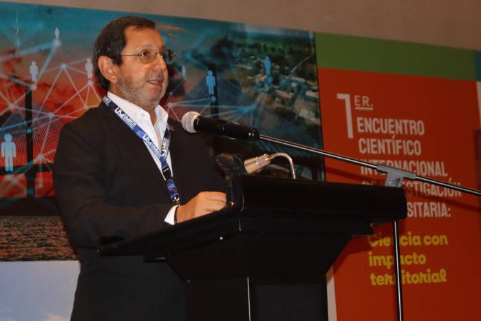 El rector de UMECIT, Dr. José Alberto Nieto Rojas, destacó que la investigación debe trascender los laboratorios y las publicaciones científicas para convertirse en un motor de transformación social y territorial.