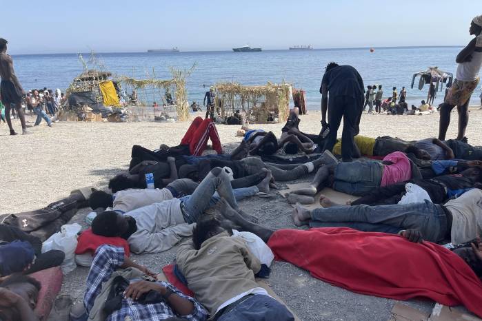 Playa del Trampolín de Ceuta, campamento improvisado donde 1.500 migrantes rehacen su vida