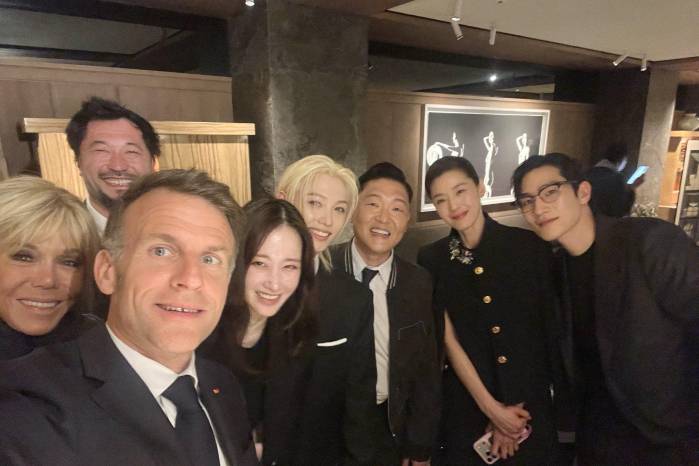 El presidente de Francia, Emmanuel Macron, toma un selfie junto a la primera dama Brigitte Macron, el cantante PSY, el chef Pierre Sang, la actriz Jeon Ji-hyun y Felix, integrante de Stray Kids, durante el encuentro oficial en Seúl.