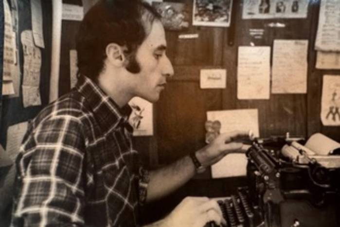 Stephen Schmidt en la redacción del Tico Times. Su caso originó la Opinión Consultiva N°5 sobre libertad de expresión en América Latina.