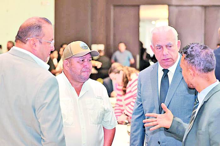 Autoridades, productores, empresarios y banqueros durante el lanzamiento de ‘Panamá crece en arroz’.