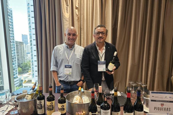 Representantes de la bodega Piqueras.