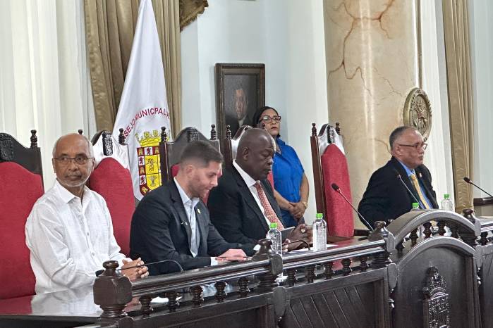 El plan financiero para 2026 incluye más de $72 millones para descentralización y nuevas inversiones en espacios públicos.