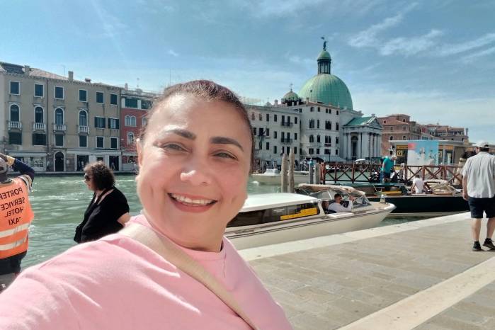 Imágenes de las redes sociales de Yulixa Toloza, de 52 años, correspondientes a sus viajes por Europa antes de su desaparición en Bogotá.