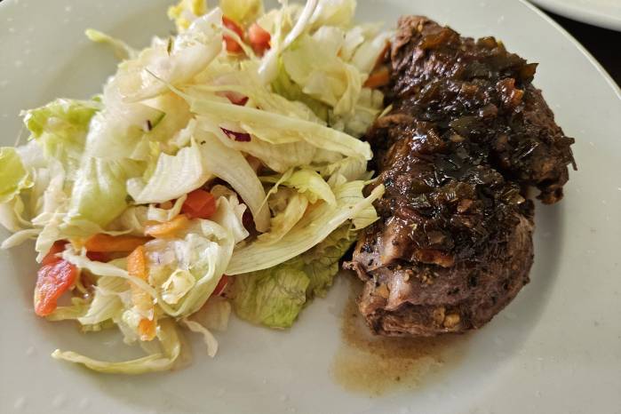 Filete con mermelada de tomates y ensalada fresca.