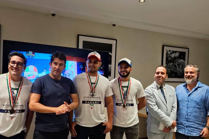 Julio Quiel, Juan Pablo Padrevita, Andrés Gómez, Bernardo Peña, Emanuele Di Girolamo y Roberto Riva Stizzoli, durante la ceremonia de premiación.