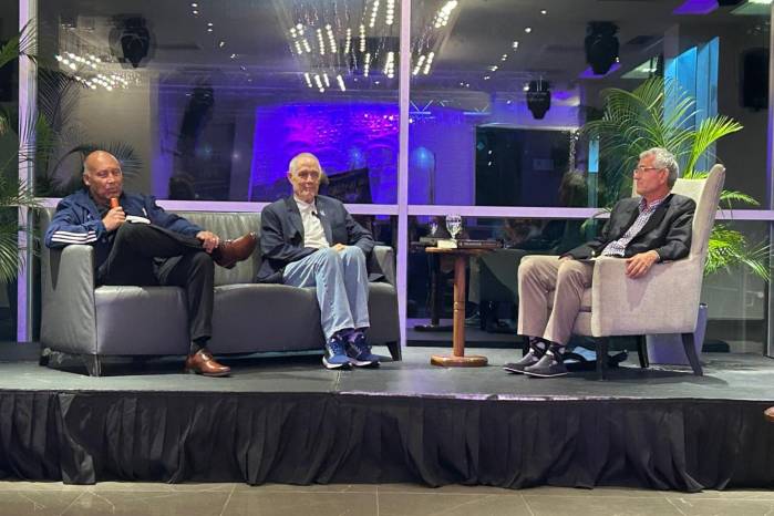 Plinio Castillo (izq.) y Eduardo Pazmiño durante el conversatorio con el Club de Leones.