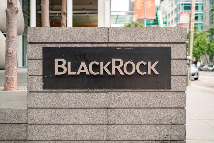 El acuerdo fija un precio de $15 por acción en efectivo, lo que representa un valor patrimonial de $10,700 millones.