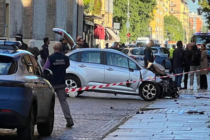 El conductor fue detenido por la policía y está siendo interrogado.