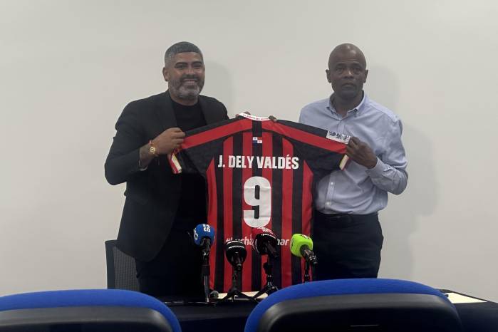 Gabriel ‘Gavilán’ Gómez (izq.) presenta a Julio Dely Valdés como nuevo entrenador del Sporting San Miguelito.