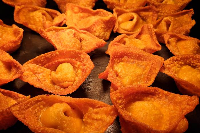 Wantanes de ají de gallina.