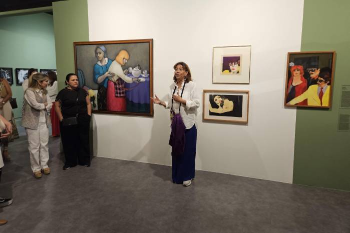 Olga Sinclair particia con una obra en la exposición Musa.