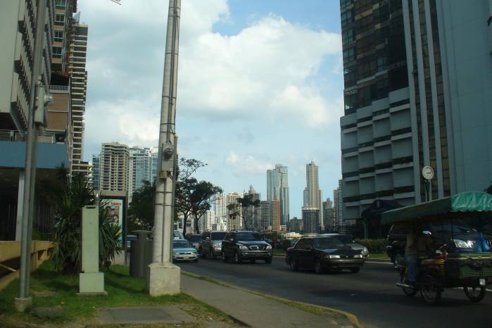 A pesar de su carácter simbólico, la avenida Balboa presenta aceras reducidas, cruces inseguros.
