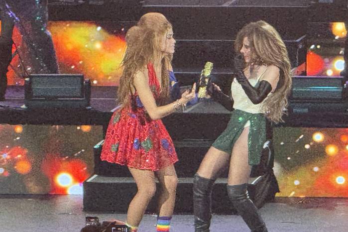Gloria Trevi con Leismar Rojas en el escenario.