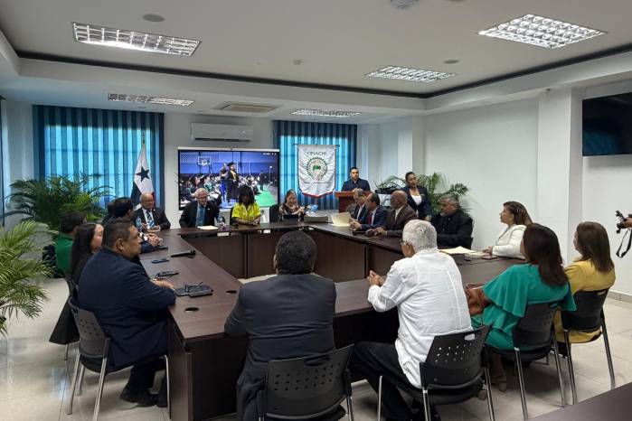 El Meduca y la Antai sostuvieron un encuentro ampliado con los 10 candidatos a la rectoría, decanos, vicedecanos y directores de las distintas extensiones regionales de la primera casa de estudios superiores de la provincia