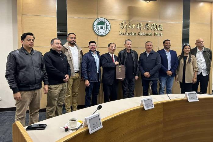 La gira se desarrolla en medio del debate nacional sobre el alcance de las misiones parlamentarias en el exterior.