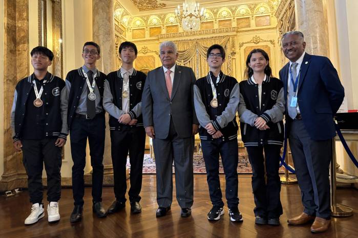 Estudiantes ganadores en la OLAA Brasil 2025 fueron distinguidos por el presidente de la República, José Raúl Mulino.