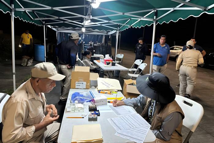 Desde el pasado 5 de octubre, las autoridades sanitarias desarrollan acciones de rastreo y control vectorial, entre ellas fumigaciones dentro y alrededor de las naves de Merca Panamá, así como el tratamiento de los humedales cercanos.